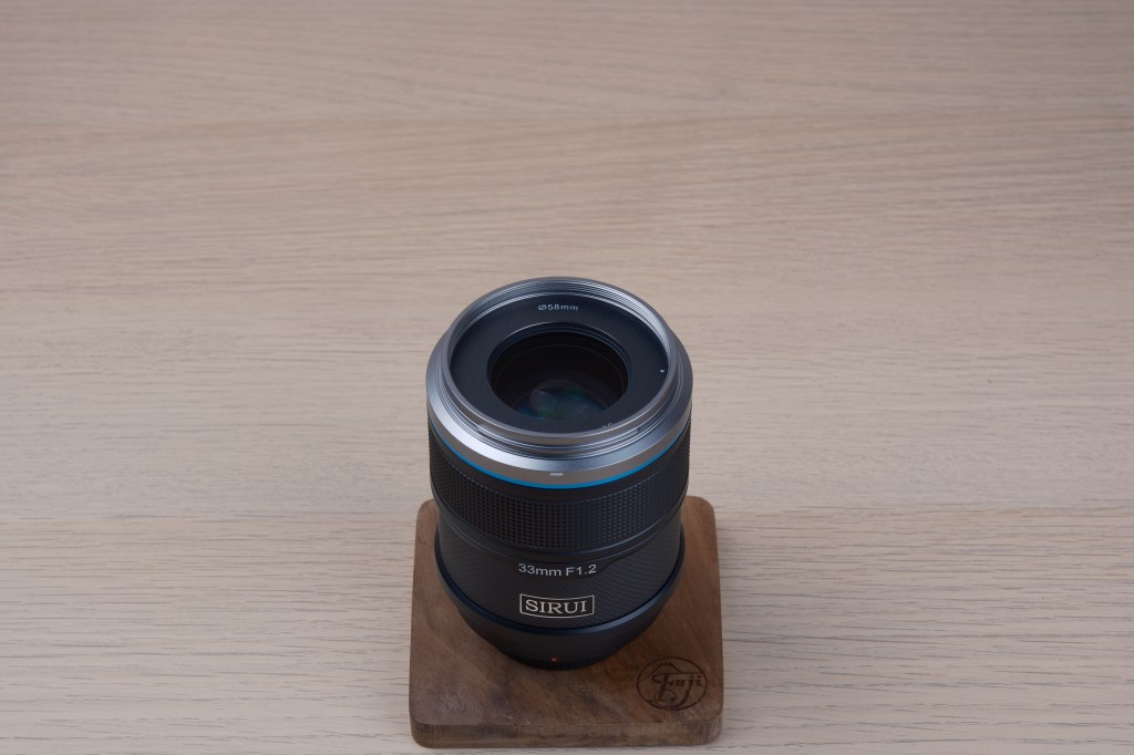 Sirui Sniper 33mm f/1,2 APS C X mount: универсальный объектив для фото и видео