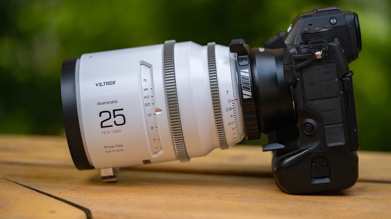 Об'єктив Viltrox EPIC Anamorphic 25mm T2.0 1.33X Cine Lens (PL Mount)