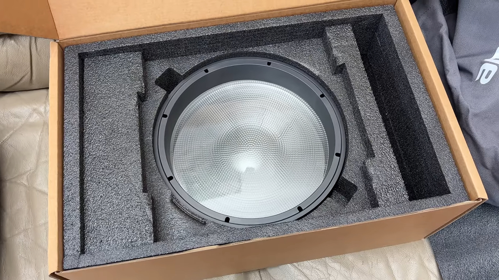 Aputure Amaran Fresnel для Ray 360c / 660c — проекційна лінза Френеля для гнучкого керування променем світла