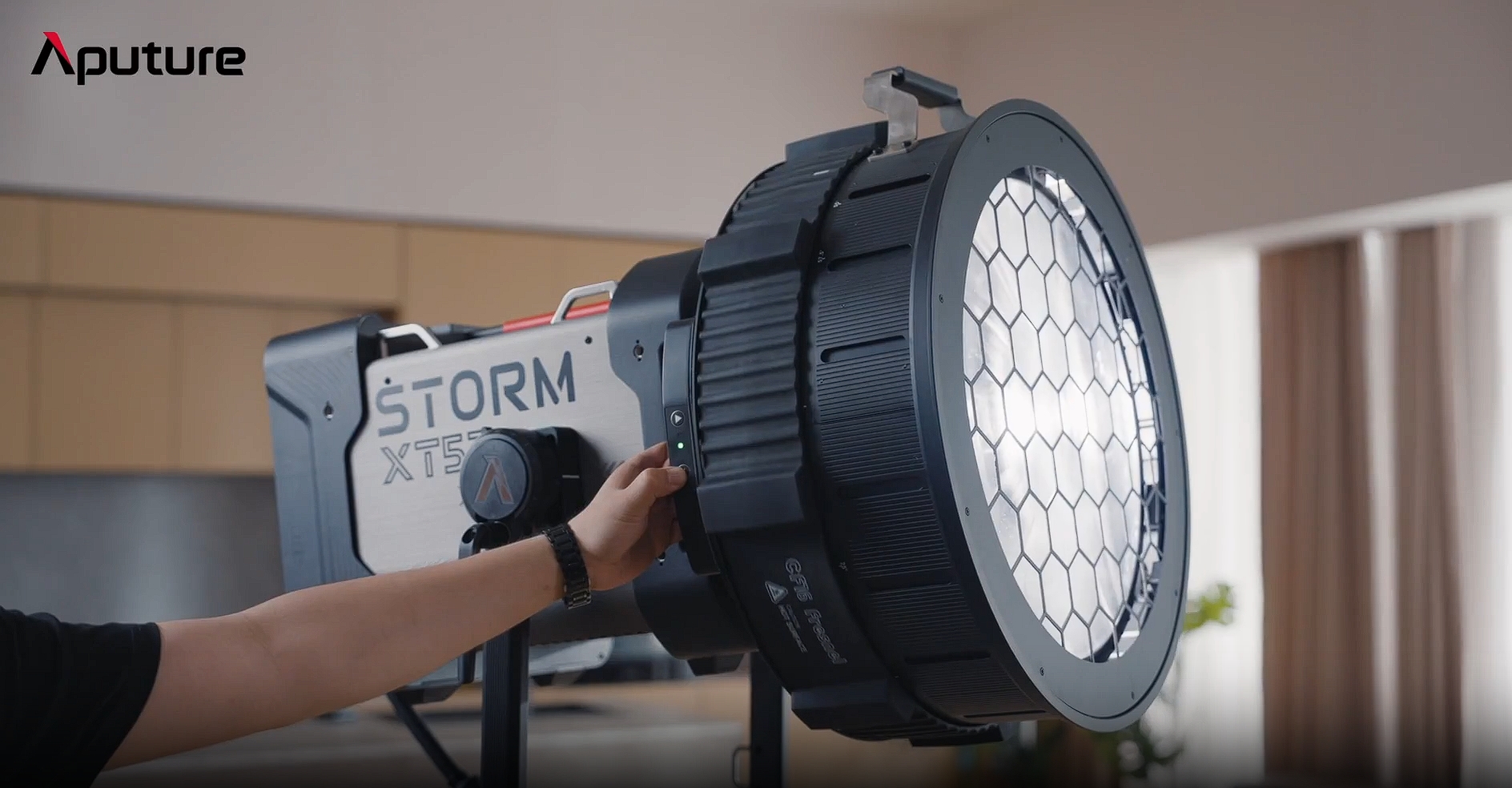 Aputure CF16 для STORM XT52 — проекційна лінза Френеля для моторизованої зміни кута променя освітлення від 18° до 50°