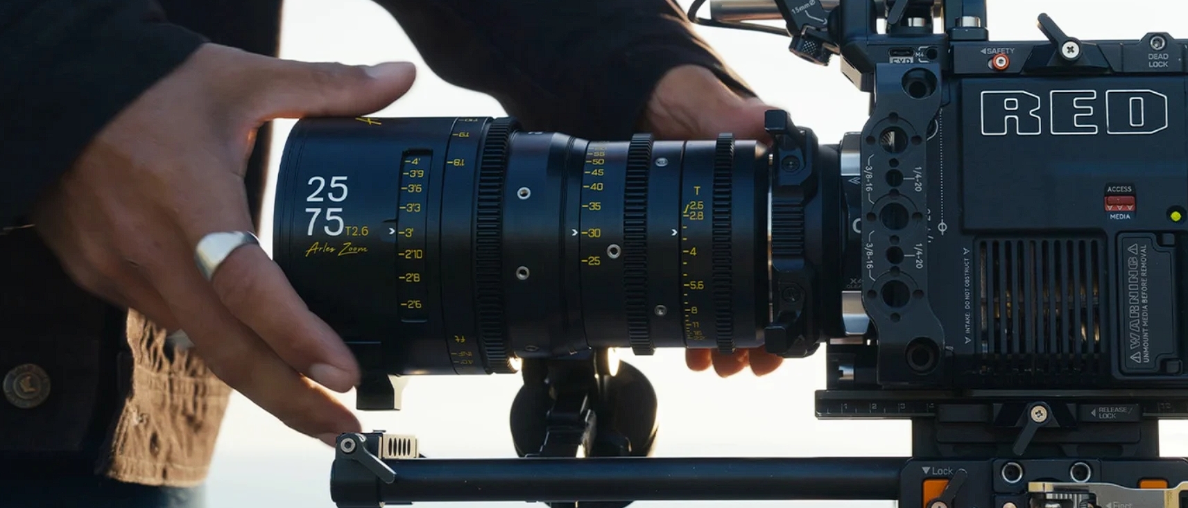 DZOFilm Arles Zoom 25-75mm T2.6 FF Cine Lens (ARRI PL/Canon EF) — об'єктив парфокального типу для професійної кінозйомки