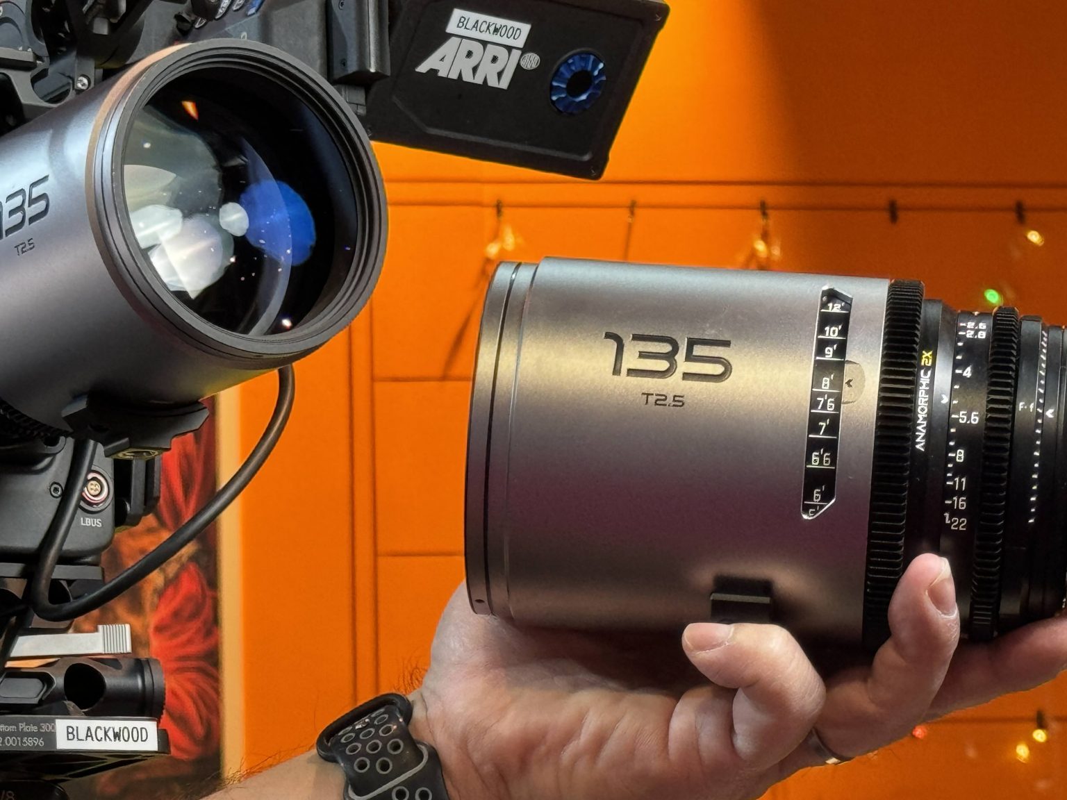 dzofilm-pavo-135mm-t2.5-2x-anamorfotniy-obektiv-z-neytralnimi-vdbliskami