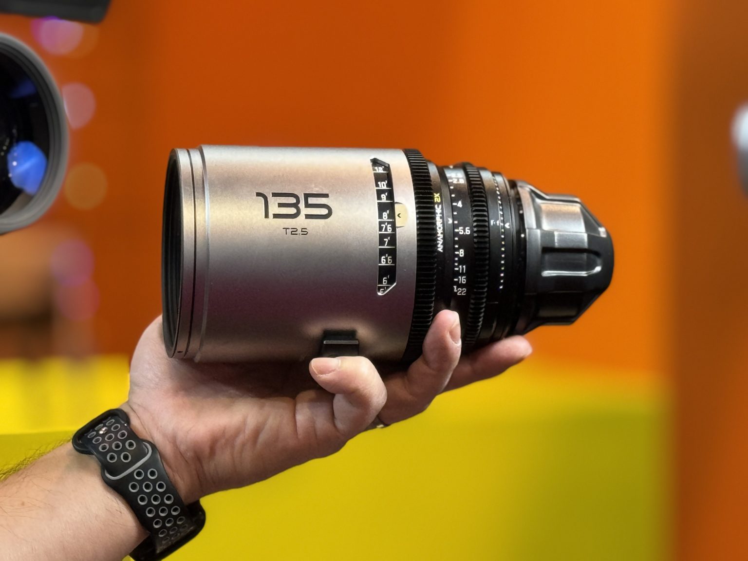 dzofilm-pavo-135mm-t2.5-2x-anamorfotniy-obektiv-z-neytralnimi-vdbliskami