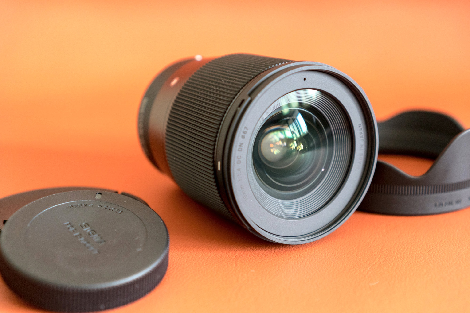 obyektiv-sigma-af-16mm-f14-dc-dn-contemporary