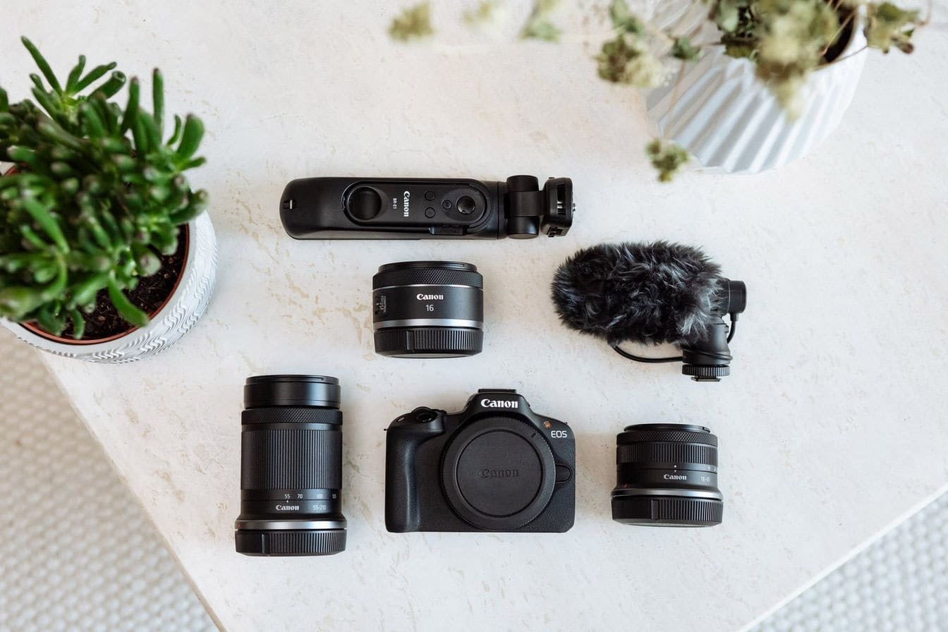 Фотоаппарат CANON EOS R50 + RF-S 18-45mm f/4.5-6.3 IS STM Black – компактность и мощность для влогеров
