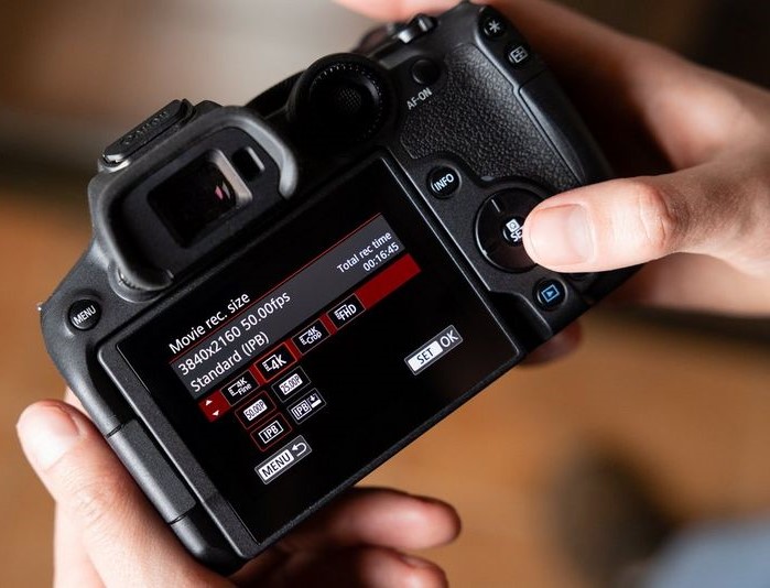 fotoaparat-canon-eos-r7-body