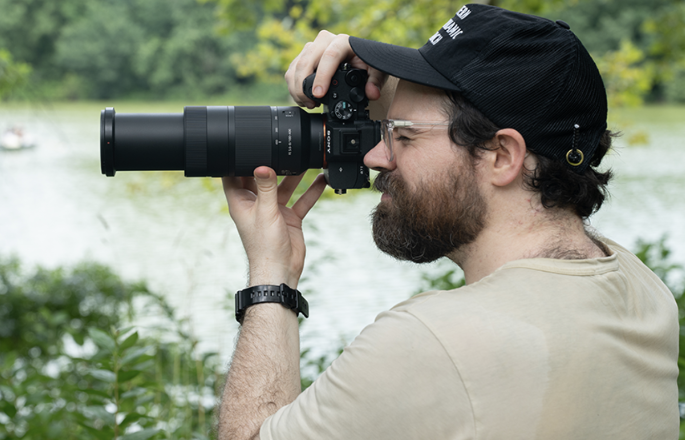Фотограф використовує лінзу Sony FE 100-400mm f/5.6-8 OSS