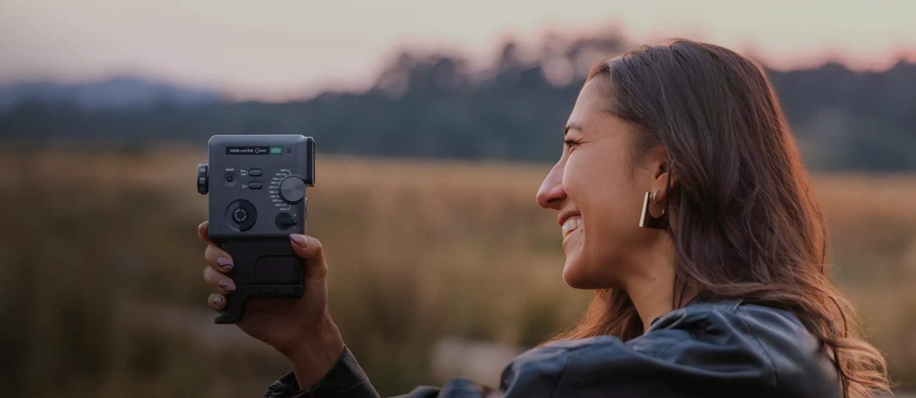 FUJIFILM instax mini Evo Cinema Hybrid (16956043) — камера для цифрового друку, що поєднує зйомку фото й відео