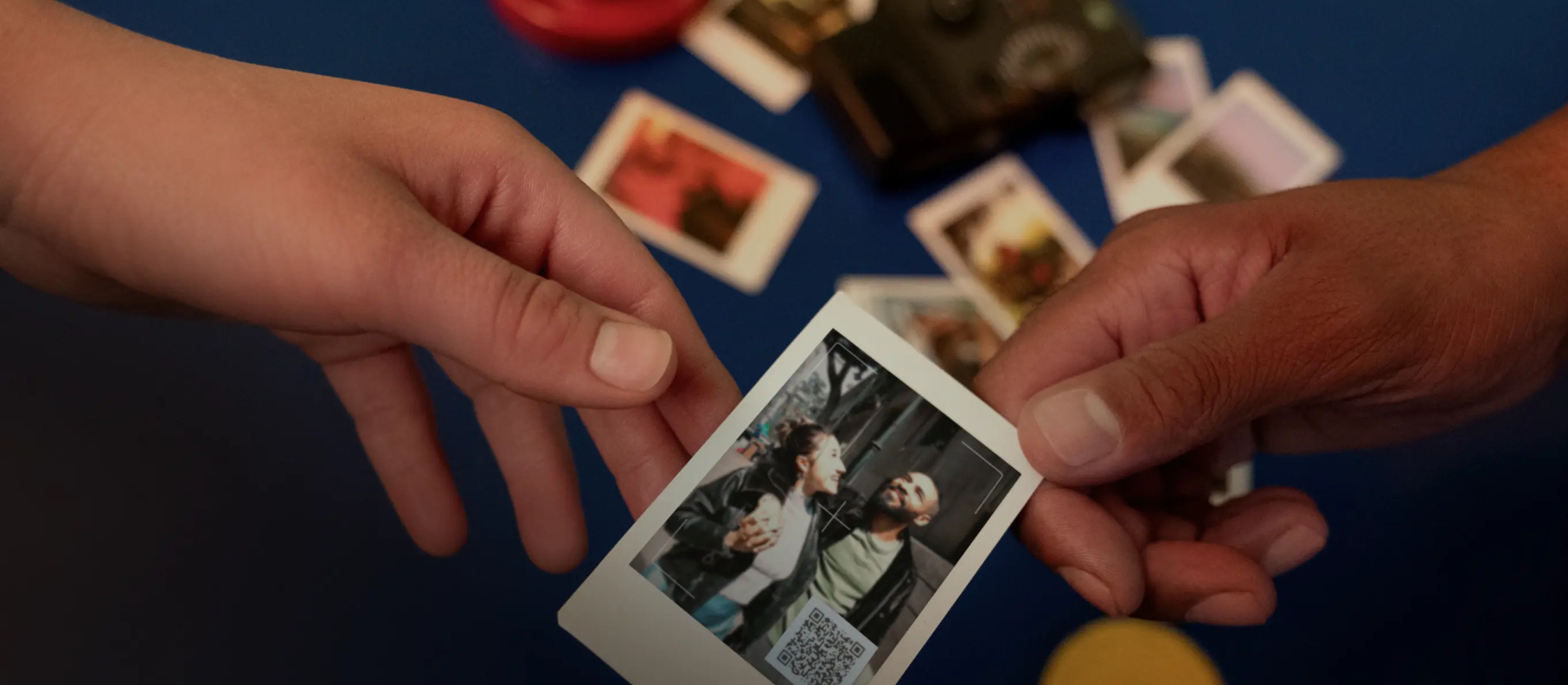 FUJIFILM instax mini Evo Cinema Hybrid (16956043) — камера для цифрового друку, що поєднує зйомку фото й відео