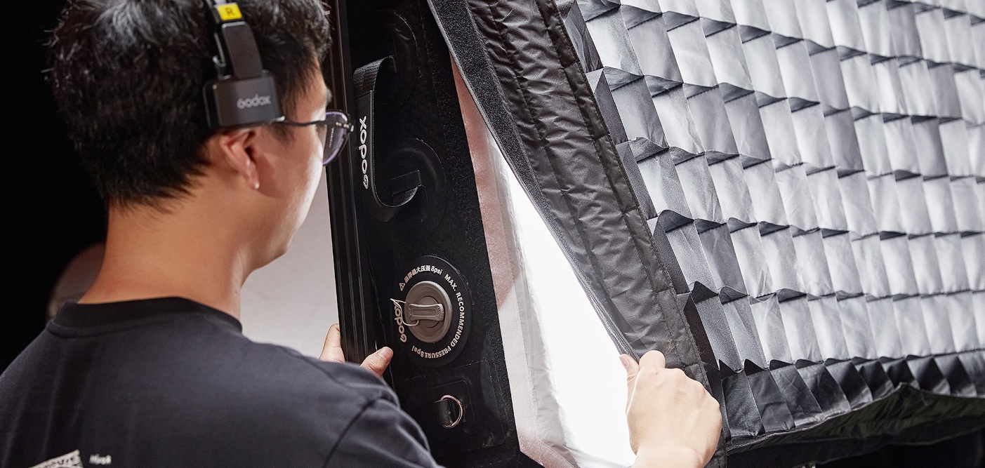Godox KNOWLED AM800R (RGB) (4 x 4') — надувне LED світло для м'якого та мобільного освітлення професійного рівня