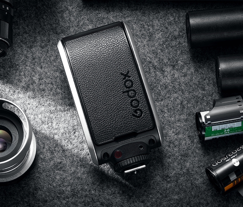 Godox Lux Senior Retro Camera Flash (Black) — накамерний спалах у ретро-стилі з сучасними можливостями