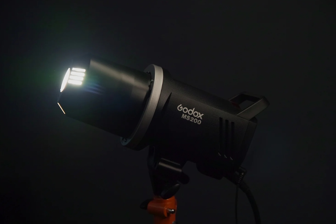 Godox MS200-E (2xMS200, аксесуари) — набір студійного обладнання для фотозйомки вдома чи у студії