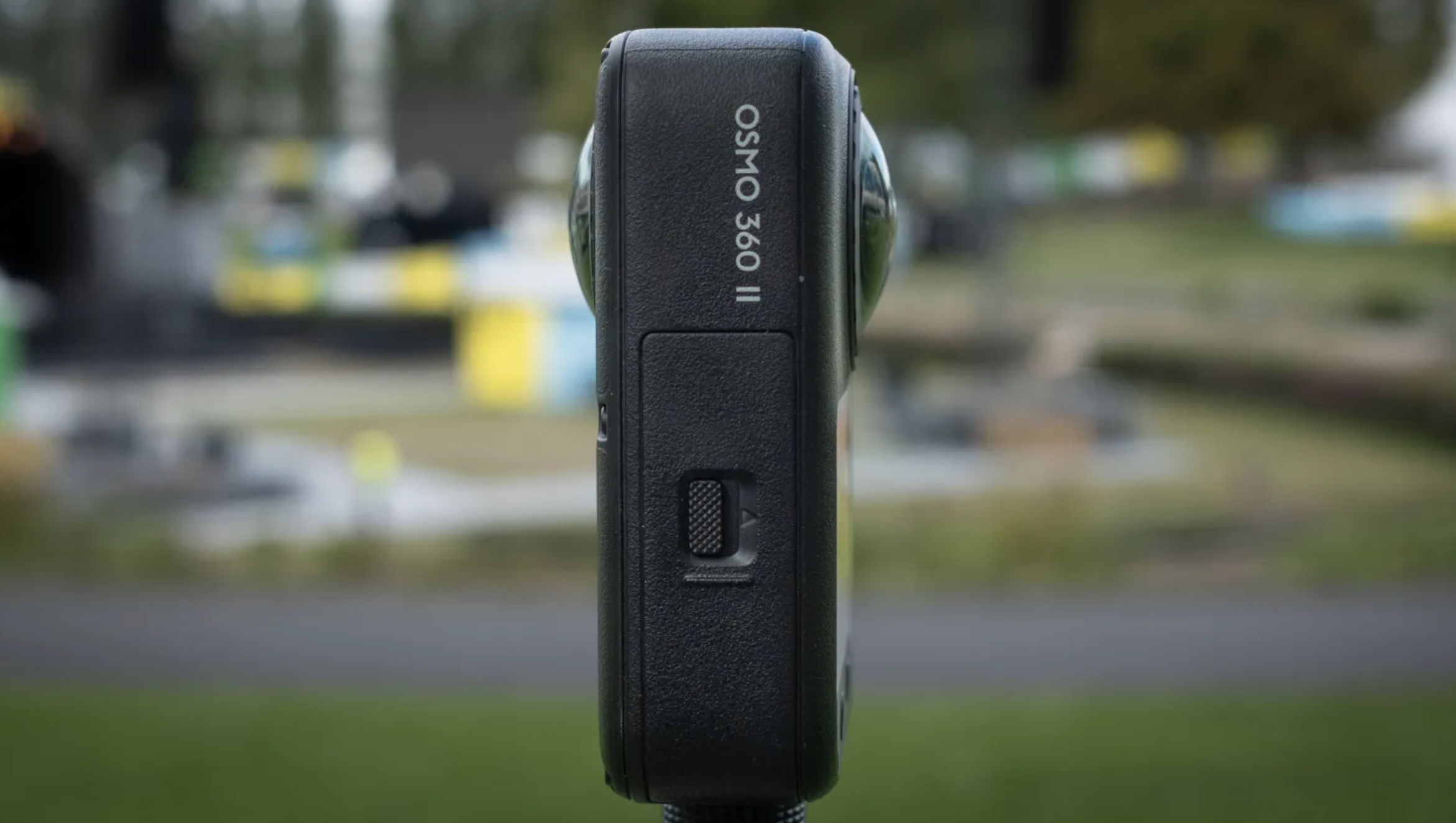 Камера DJI Osmo 360 II - вид збоку