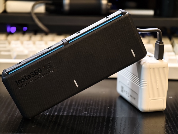 Зарядний кейс Insta360 Utility Fast Charge Case для X5 (CINSBAHM)