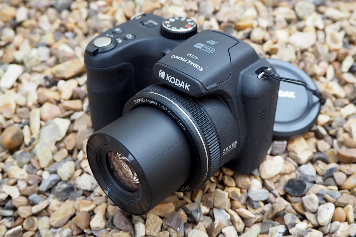 Kodak PIXPRO AZ255 (AZ255BK) — легка й мобільна камера для початківців з потужним оптичним зумом 25х 