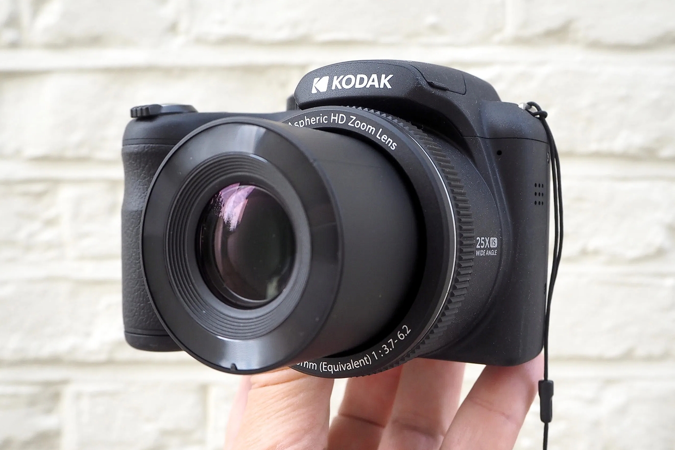 Kodak PIXPRO AZ255 (AZ255BK) — легка й мобільна камера для початківців з потужним оптичним зумом 25х 