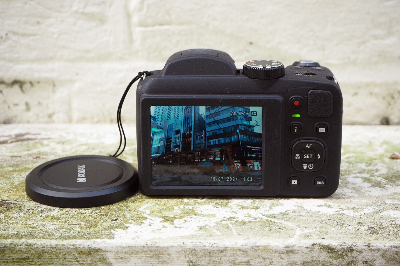 Kodak PIXPRO AZ255 (AZ255BK) — легка й мобільна камера для початківців з потужним оптичним зумом 25х 