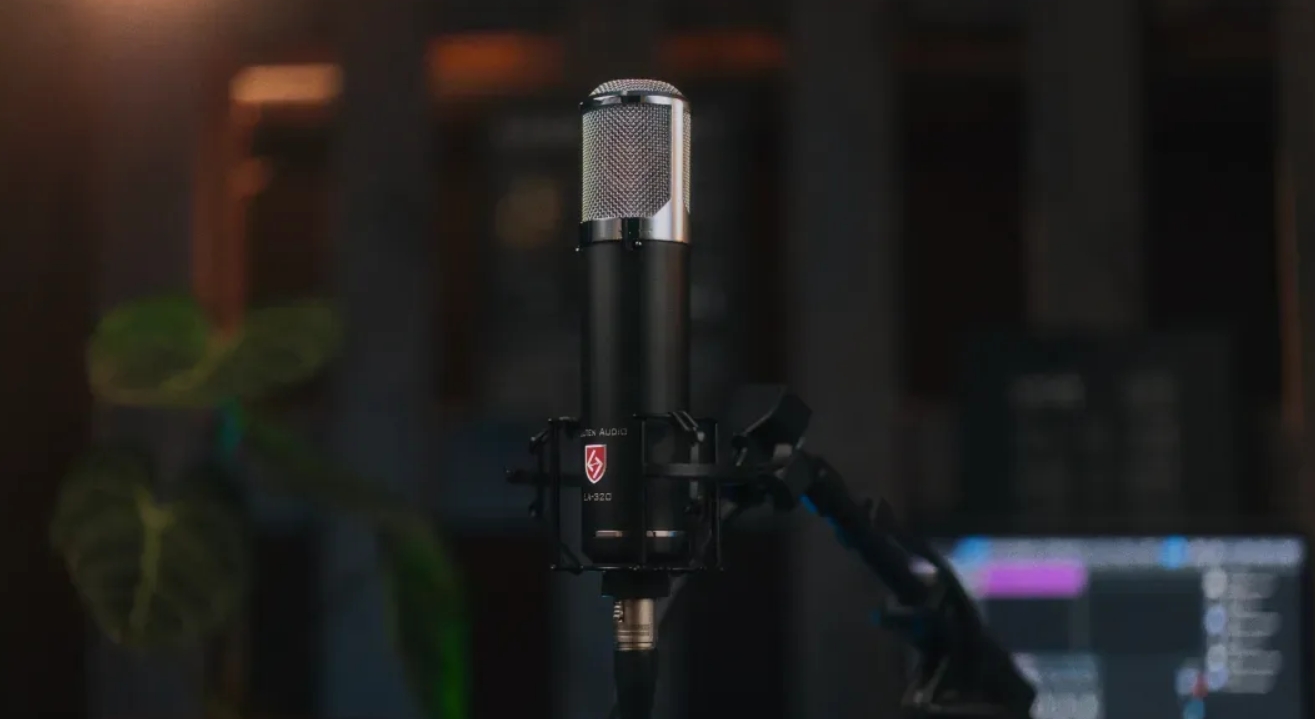 Lauten Audio LA-320 V2 — ламповий мікрофон з перемикачем частот для студійного запису вокалу, голосу та музичних інструментів