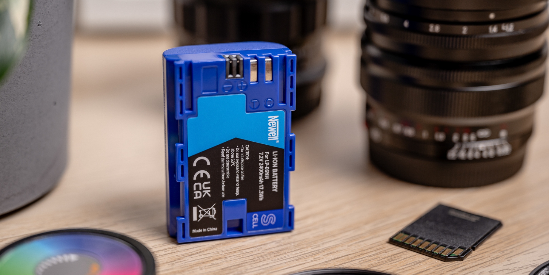 Newell SupraCell: зарядний пристрій DC-LCD + 2 акумулятори SupraCell Protect LP-E6NH для Canon (NL4080) — комплект батарей, що можуть працювати у екстремальних умовах