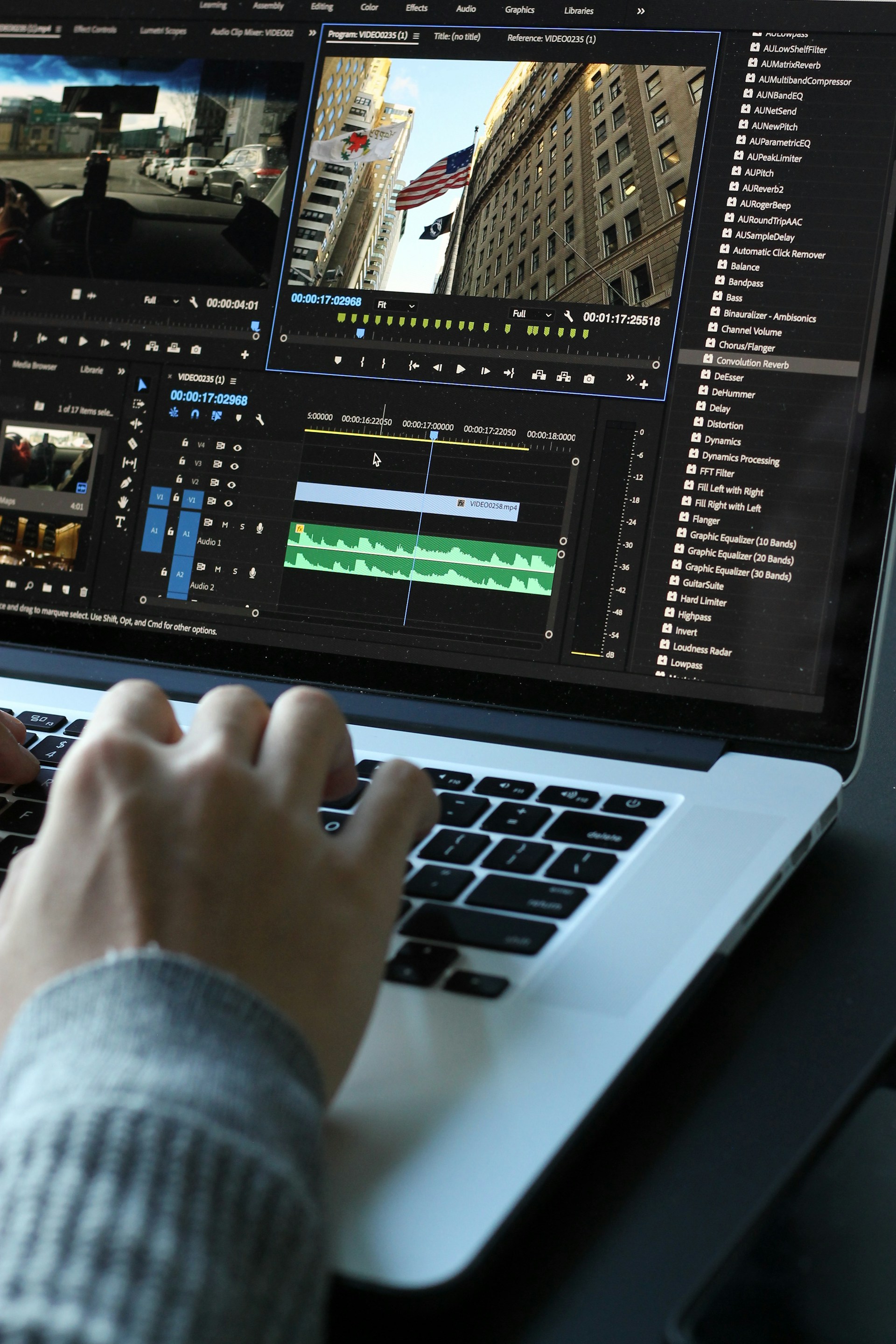Людина монтує в Premiere Pro