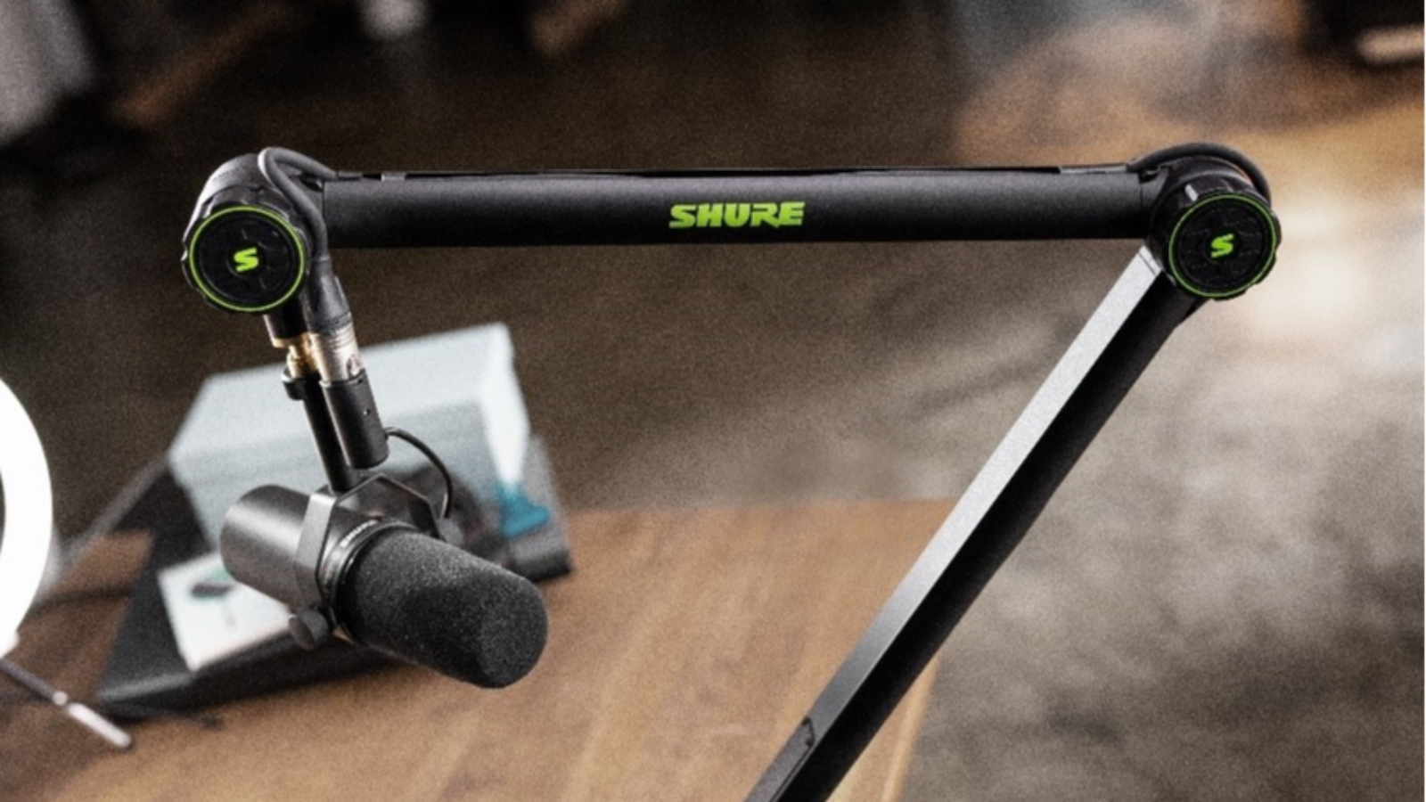 Обзор микрофонных стоек Shure by Gator: трипод и настольный держатель для стриминга и подкастинга