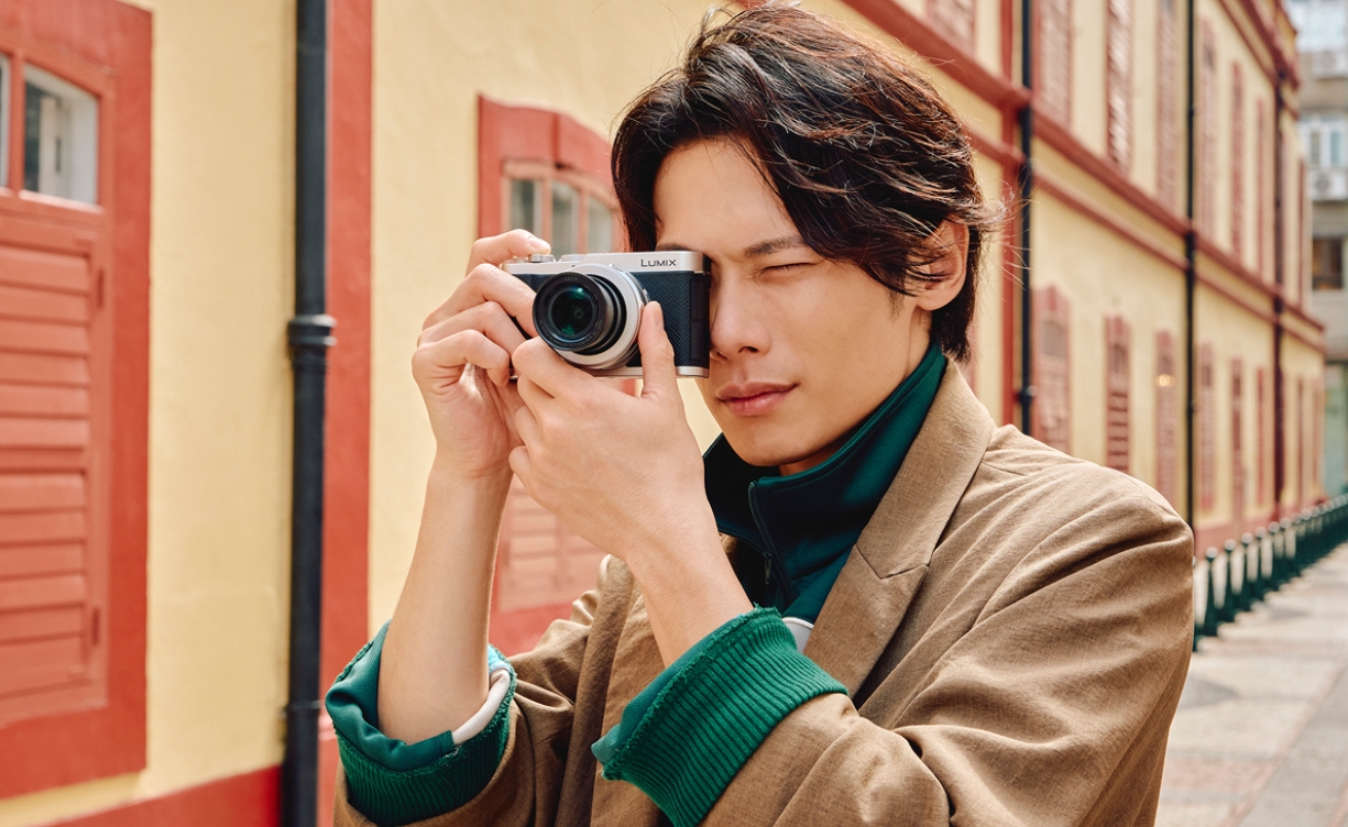 Panasonic LUMIX L10 (Silver) ( DC-L10S) — камера для повсякденної зйомки 5,6К з вагою лише 508 г та зум-об'єктивом 24–75 мм