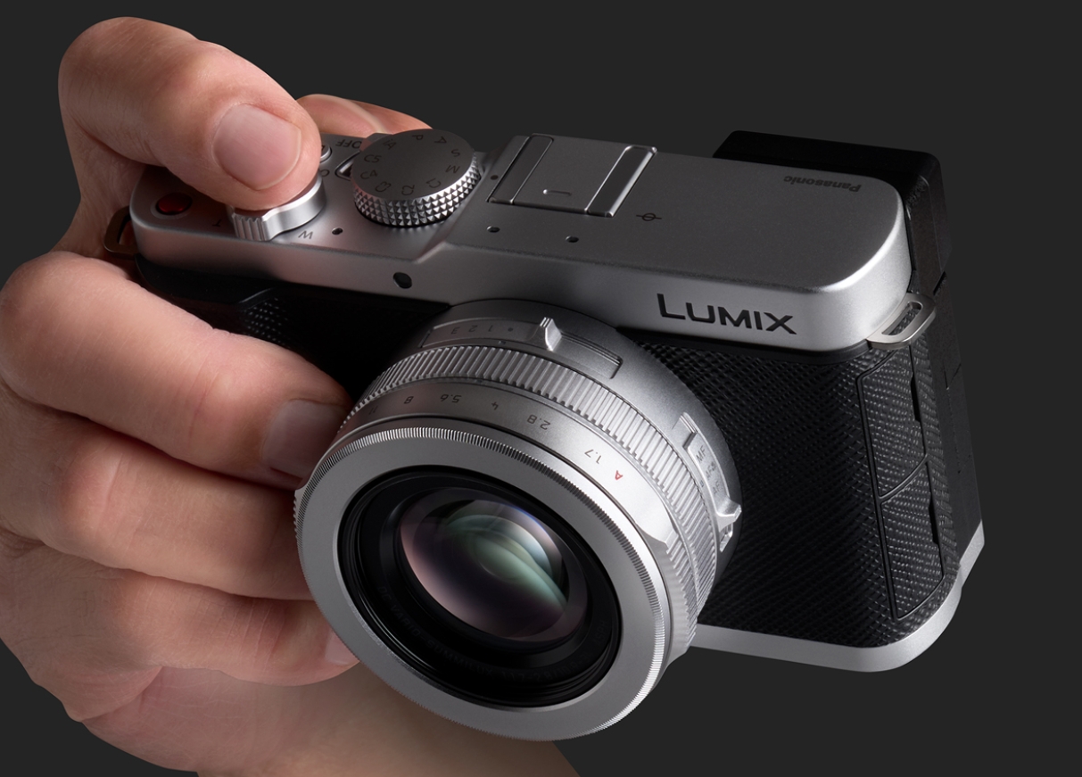Panasonic LUMIX L10 (Silver) ( DC-L10S) — камера для повсякденної зйомки 5,6К з вагою лише 508 г та зум-об'єктивом 24–75 мм