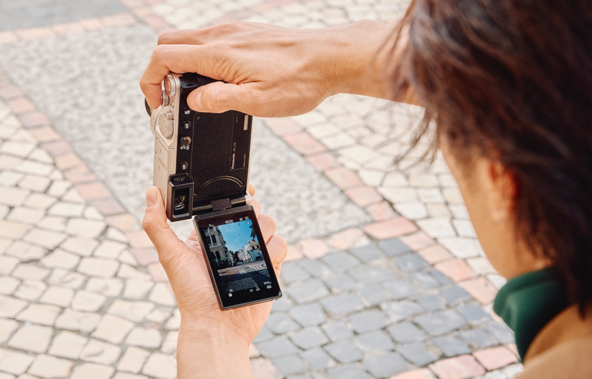 Panasonic LUMIX L10 (Silver) ( DC-L10S) — камера для повсякденної зйомки 5,6К з вагою лише 508 г та зум-об'єктивом 24–75 мм