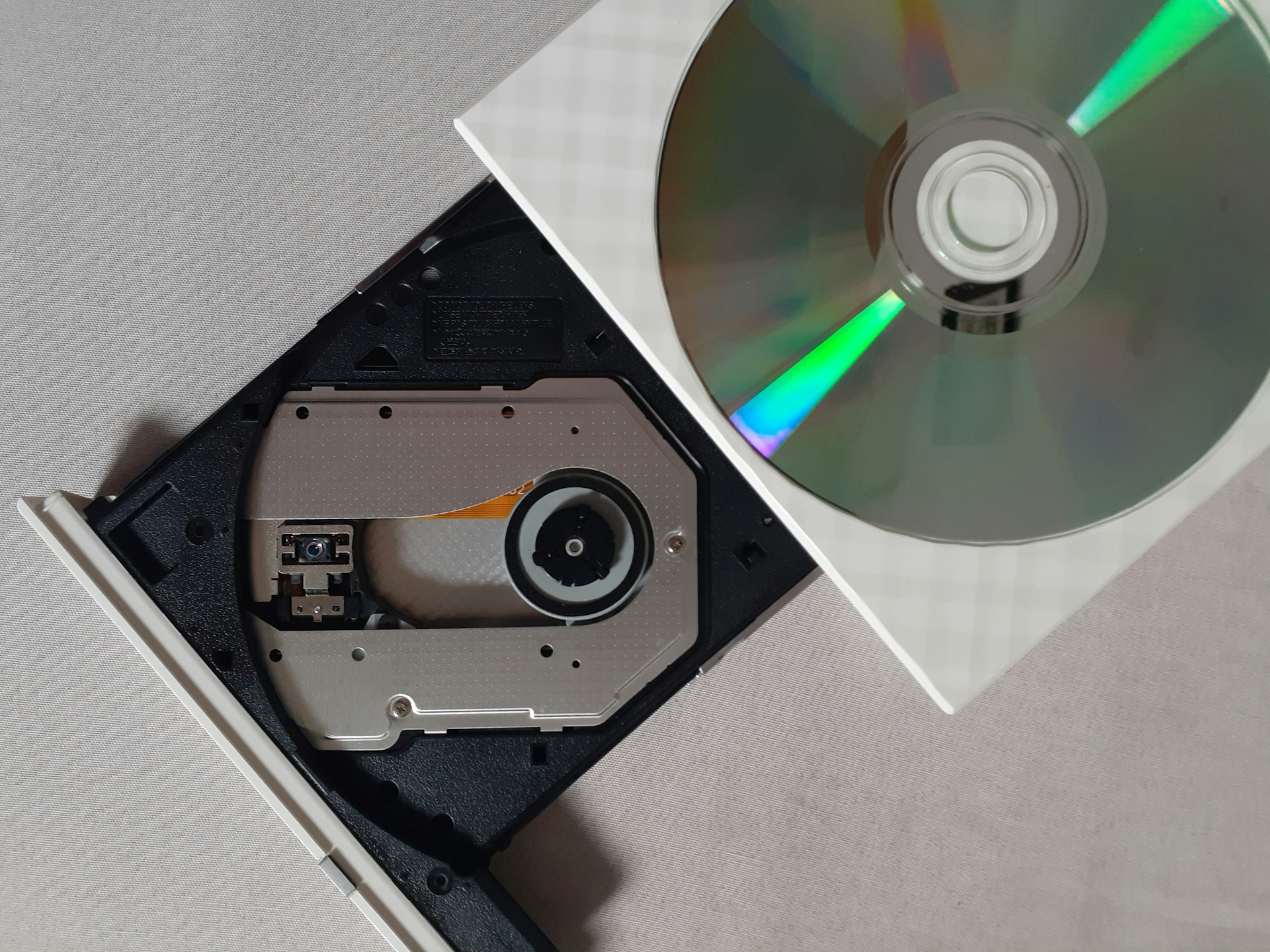CD диск лежить на оптичному приводі