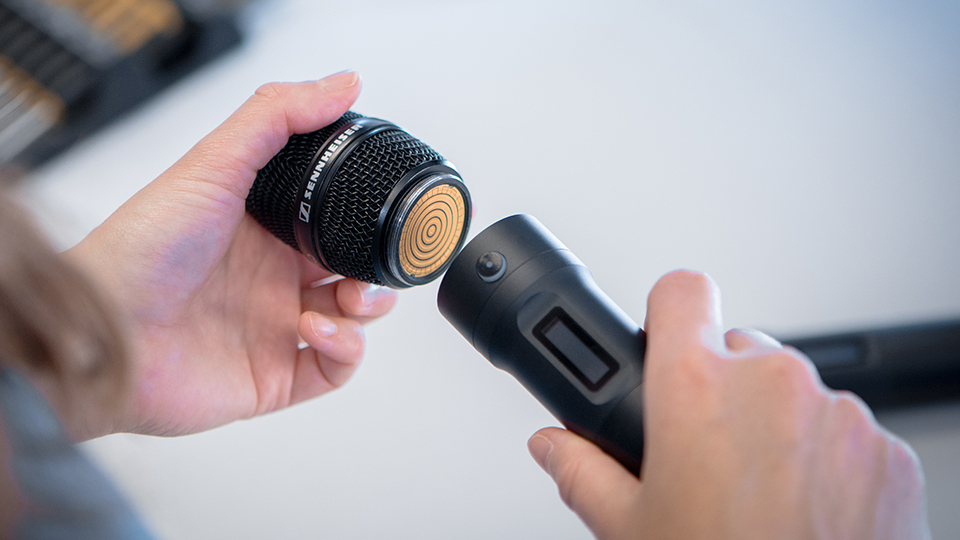 Капсулу вдягають на трансміттер Sennheiser SKM