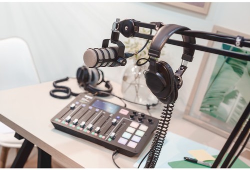 studijnij-mikrofon-rode-podmic-dynamic-podcasting-microphone-black