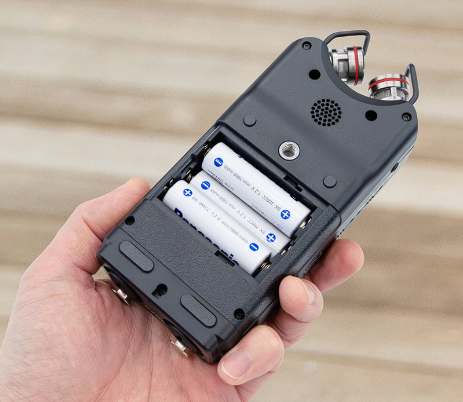 Tascam DR-40XP — цифровий аудіорекордер із записом 32-bit float, 2 односпрямованими мікрофонами та підключенням XLR/TRS