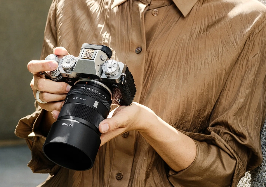 Viltrox 75mm f/1.8 Х mount (для FUJIFILM) — мобільний об'єктив з масою 325 г та телевізійною перспективою для камер APS-C