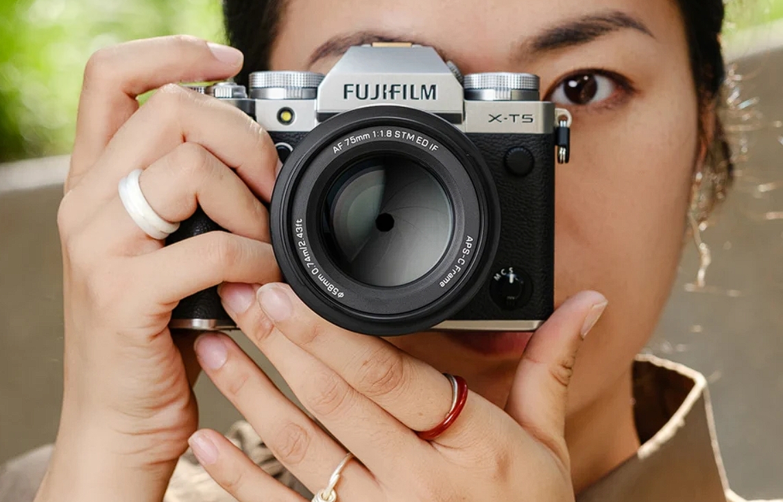 Viltrox 75mm f/1.8 Х mount (для FUJIFILM) — мобільний об'єктив з масою 325 г та телевізійною перспективою для камер APS-C