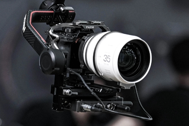 EPIC Anamorphic 35mm T2.0 1.33X Cine Lens (для Sony E-Mount)