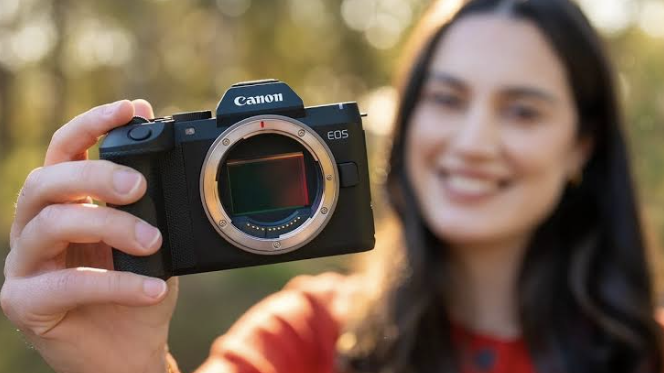 Женщина держит Canon EOS R8 Mark II 